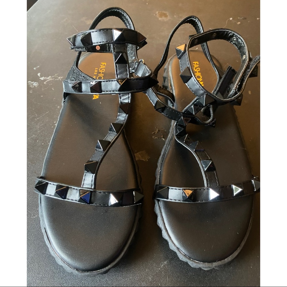 Fashion Nova Lookin’ Sharp Sandals Size 6.5 - Picture 4 of 6